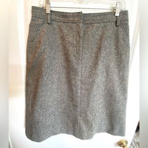 Classic JCrew aline tweed skirt. Sz 8 fully lined 3 pockets in front. Zip close.